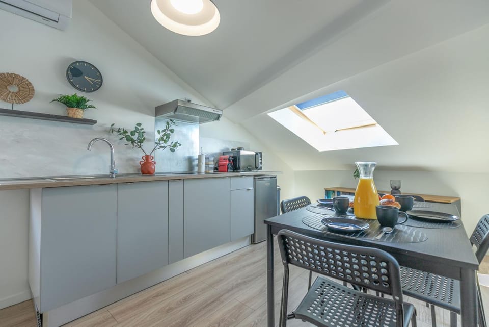 Coffee/tea facilities, Kitchen or kitchenette, Dining area, oven, stove, toaster