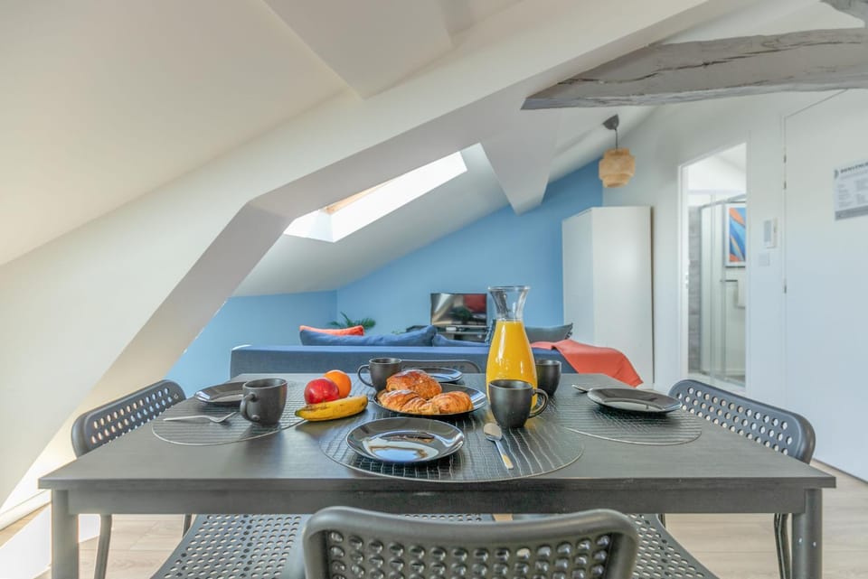 Kitchen or kitchenette, Food and drinks, Dining area, Breakfast
