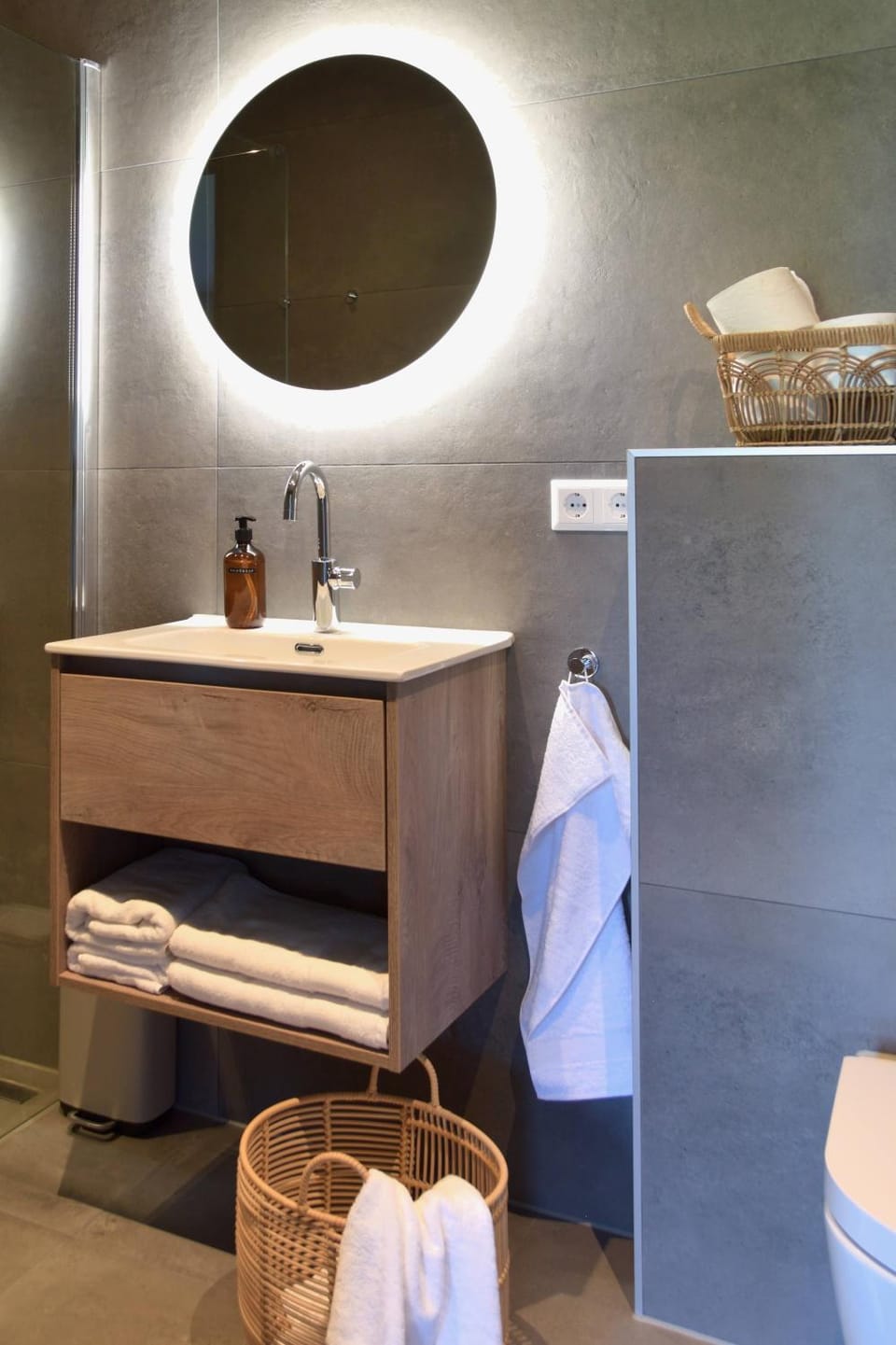 Toilet, Bathroom, towels