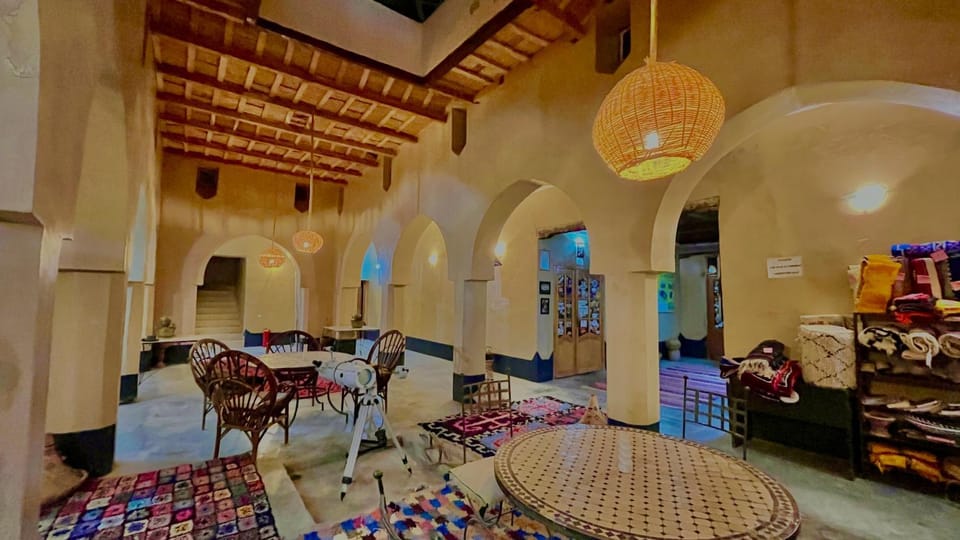 Property building, Restaurant/places to eat, Living room, Banquet/Function facilities, Seating area, Inner courtyard view
