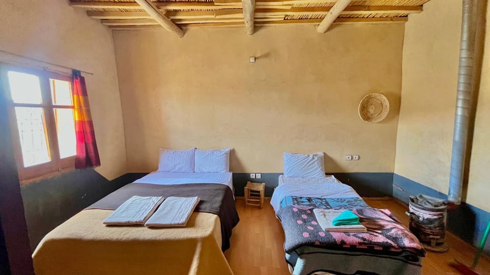 Bed, Living room, Photo of the whole room, Seating area, Bedroom, sunbed, towels