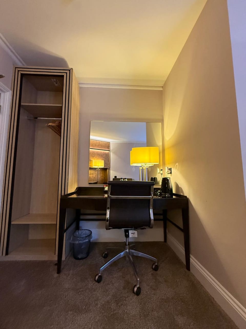 Coffee/tea facilities, wardrobe