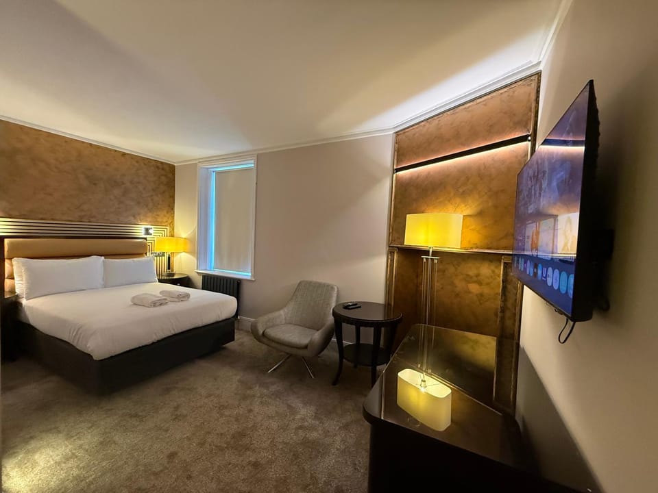 Bed, TV and multimedia, Photo of the whole room, Bedroom