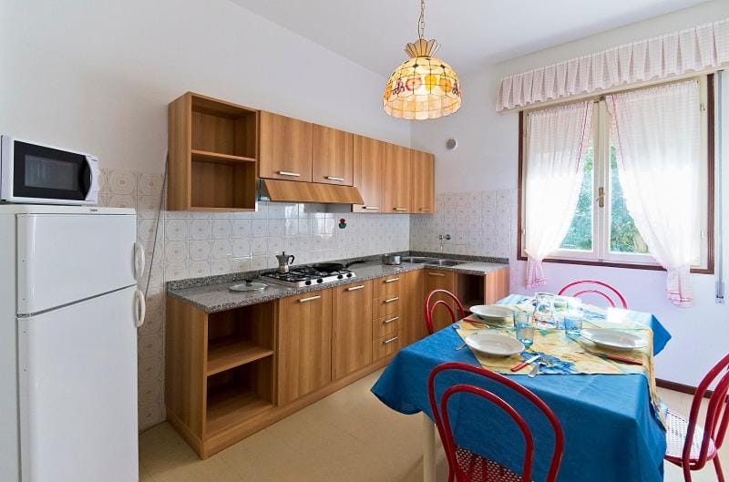 Dining area, minibar