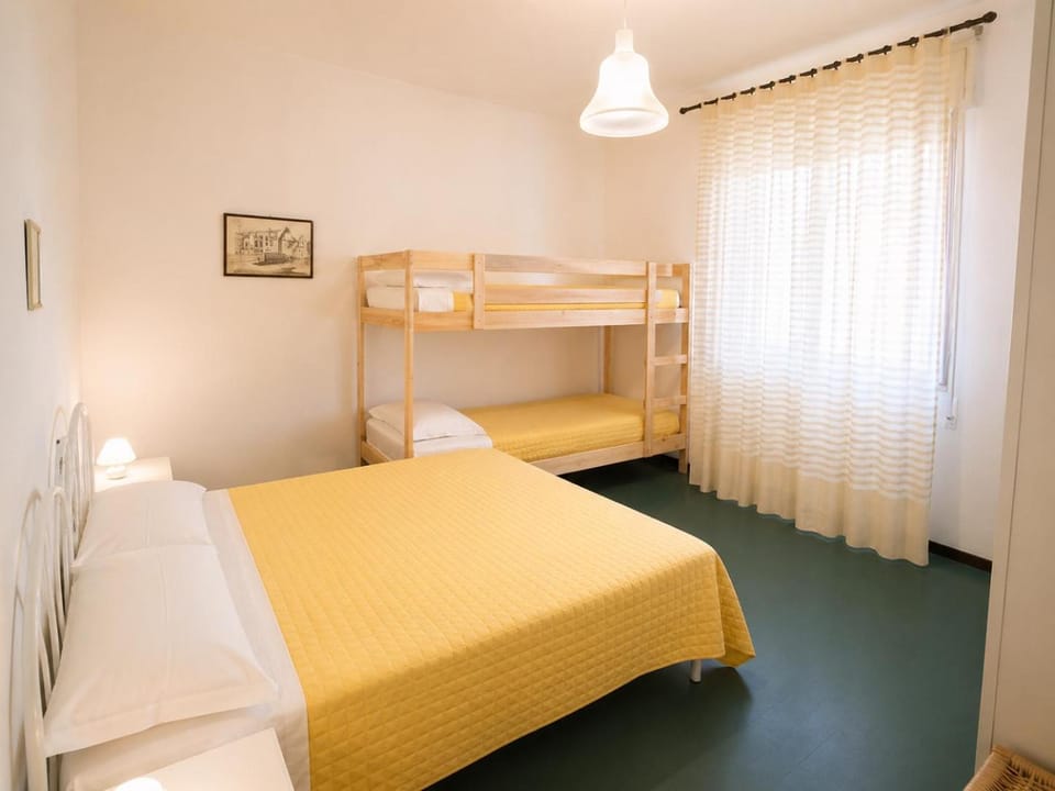 Bedroom, bunk bed