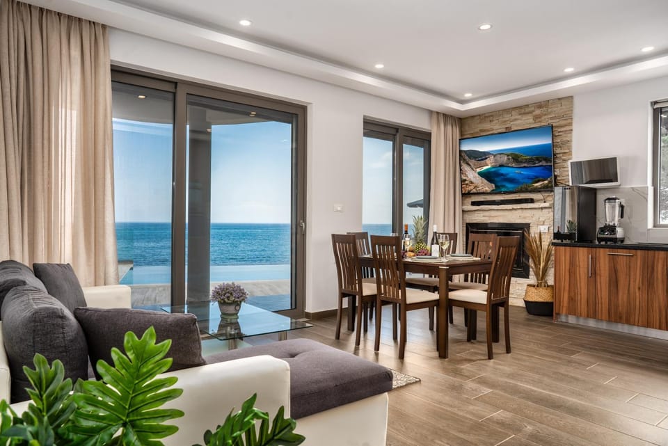 TV and multimedia, Kitchen or kitchenette, Living room, Seating area, Dining area, Sea view, minibar