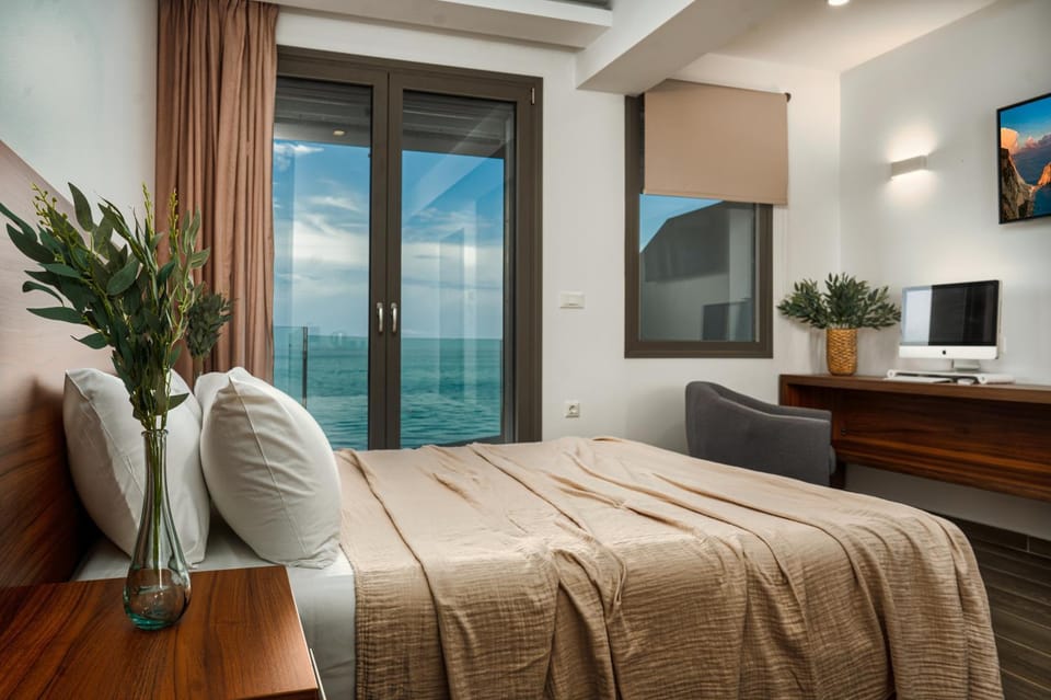 Communal lounge/ TV room, Bed, Natural landscape, TV and multimedia, Photo of the whole room, Evening entertainment, Bedroom, Sea view, hair dresser