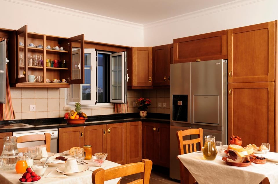 Coffee/tea facilities, Kitchen or kitchenette, Dining area, Food, Meals, Continental breakfast