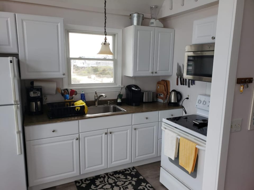 Coffee/tea facilities, Kitchen or kitchenette, oven, stove, toaster