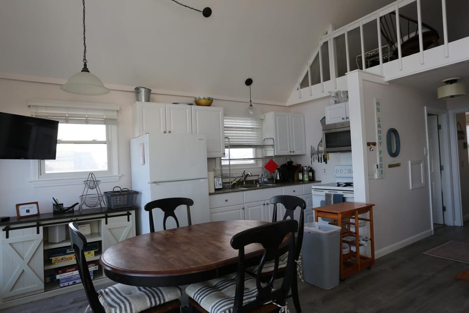 Dining area, oven, stove