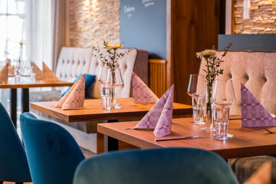 Restaurant/places to eat, Food and drinks, Banquet/Function facilities, Drinks