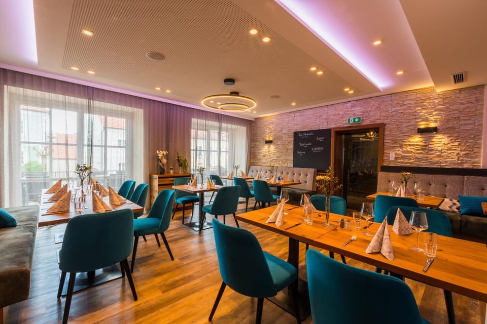 Restaurant/places to eat, Banquet/Function facilities