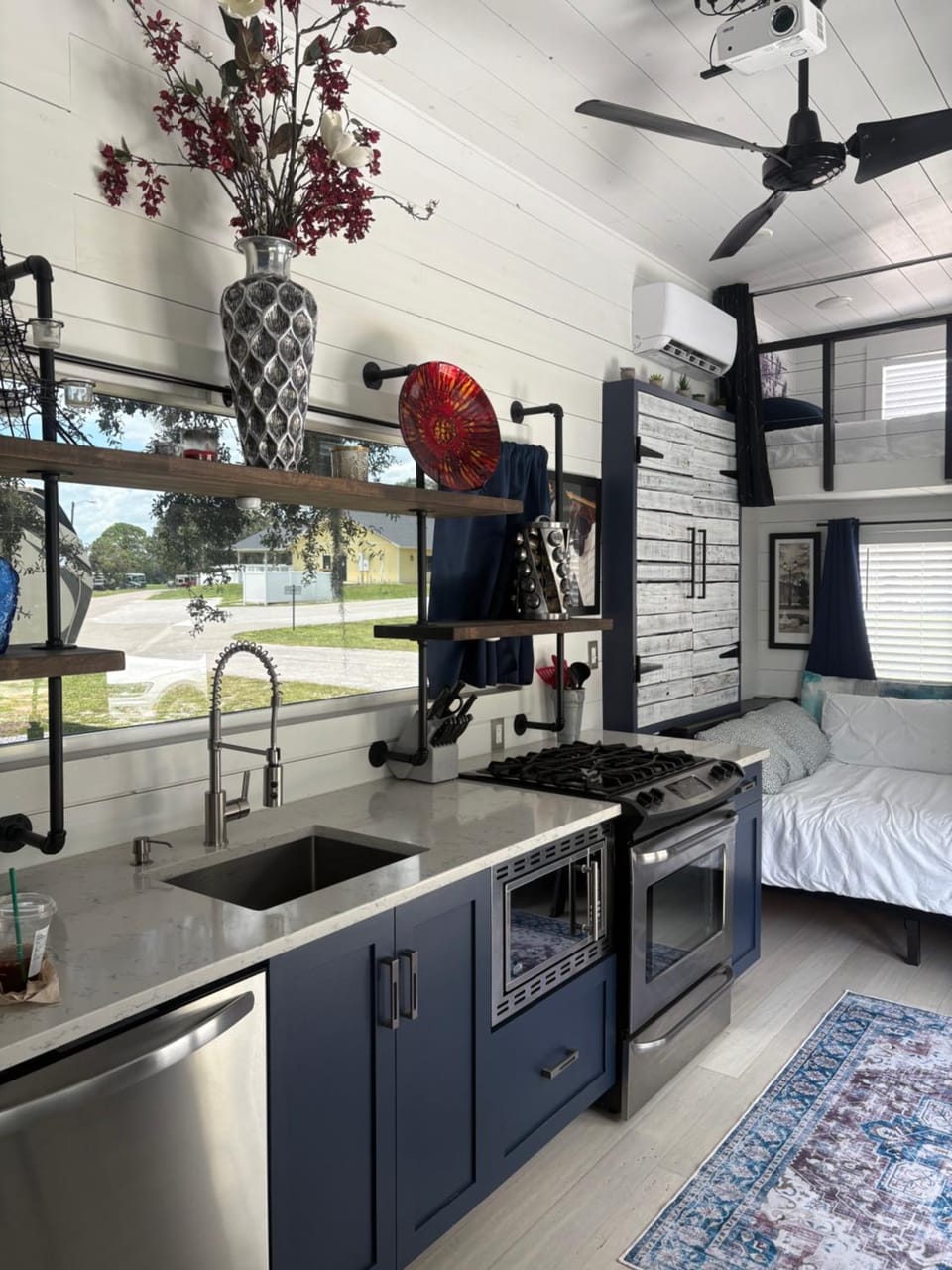 Tiny Hamptons, No Pet Fees, Main Floor Bed! Villa in Groveland