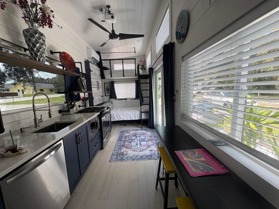 Tiny Hamptons, No Pet Fees, Main Floor Bed! Villa in Groveland