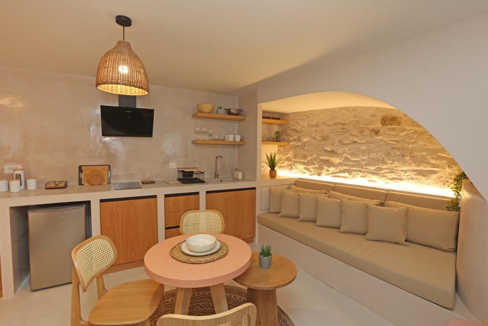 Bed, Kitchen or kitchenette, Living room, Seating area