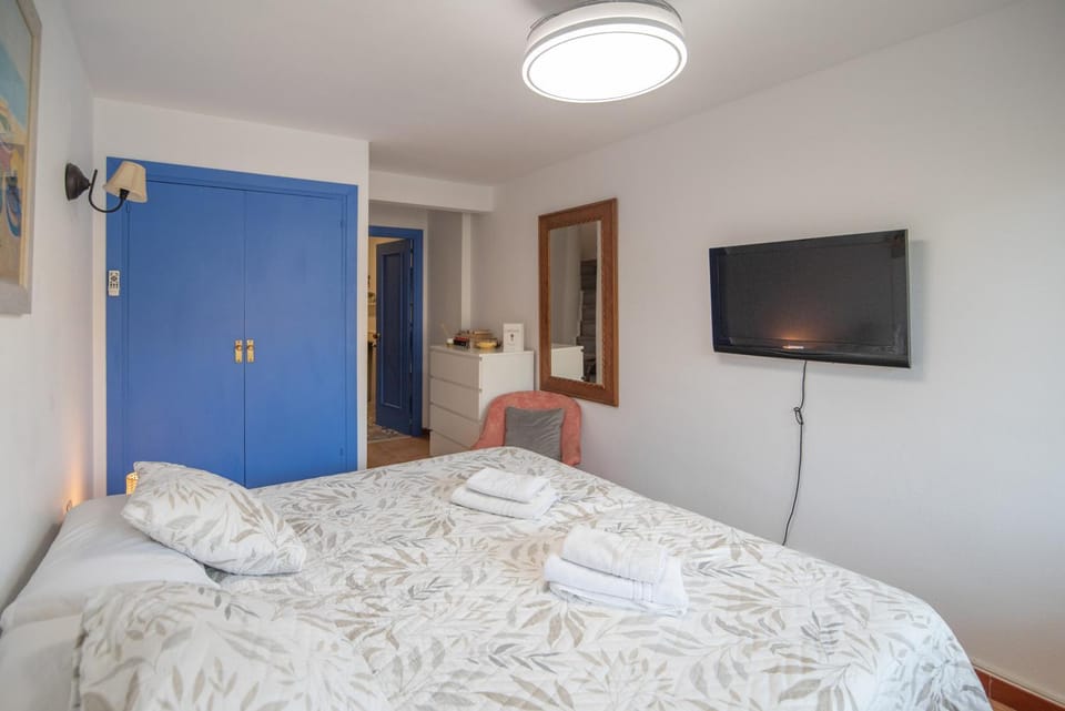 Bed, TV and multimedia, Bedroom, wardrobe