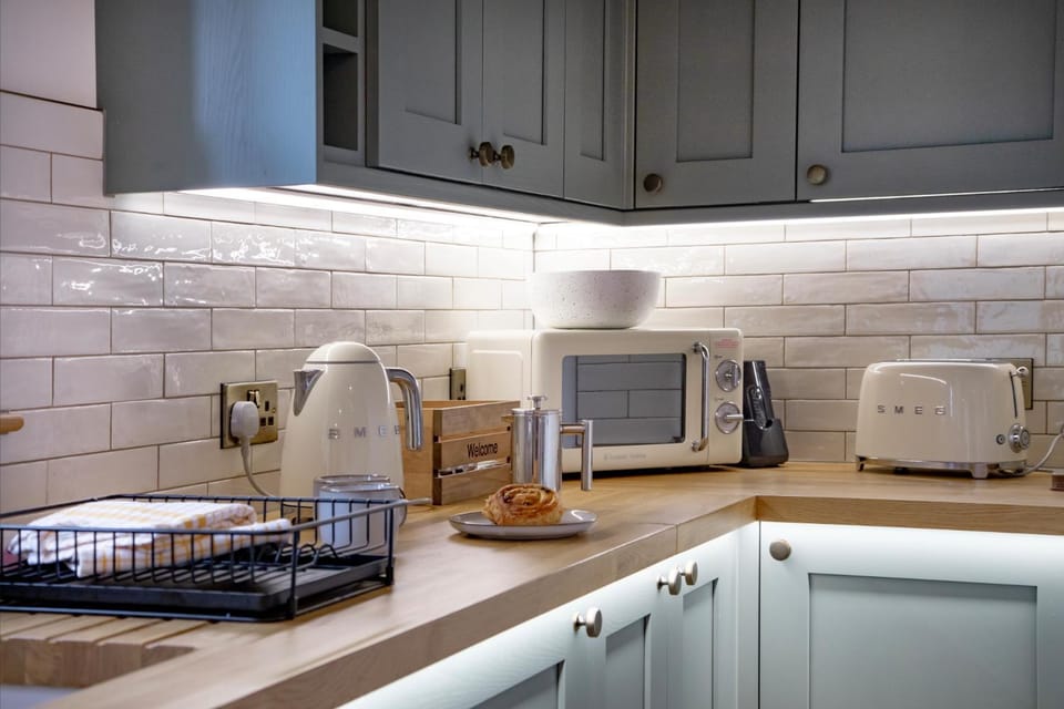 microwave, toaster, toaster, kitchen, kitchen