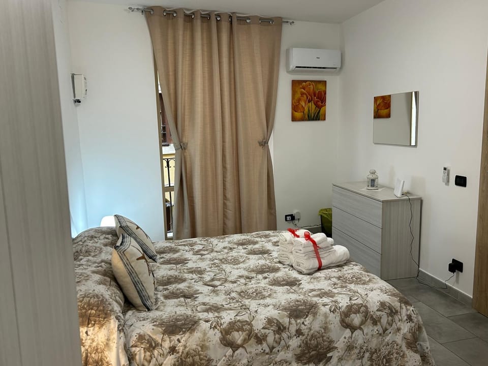 Bed, Living room, Photo of the whole room, Bedroom, towels