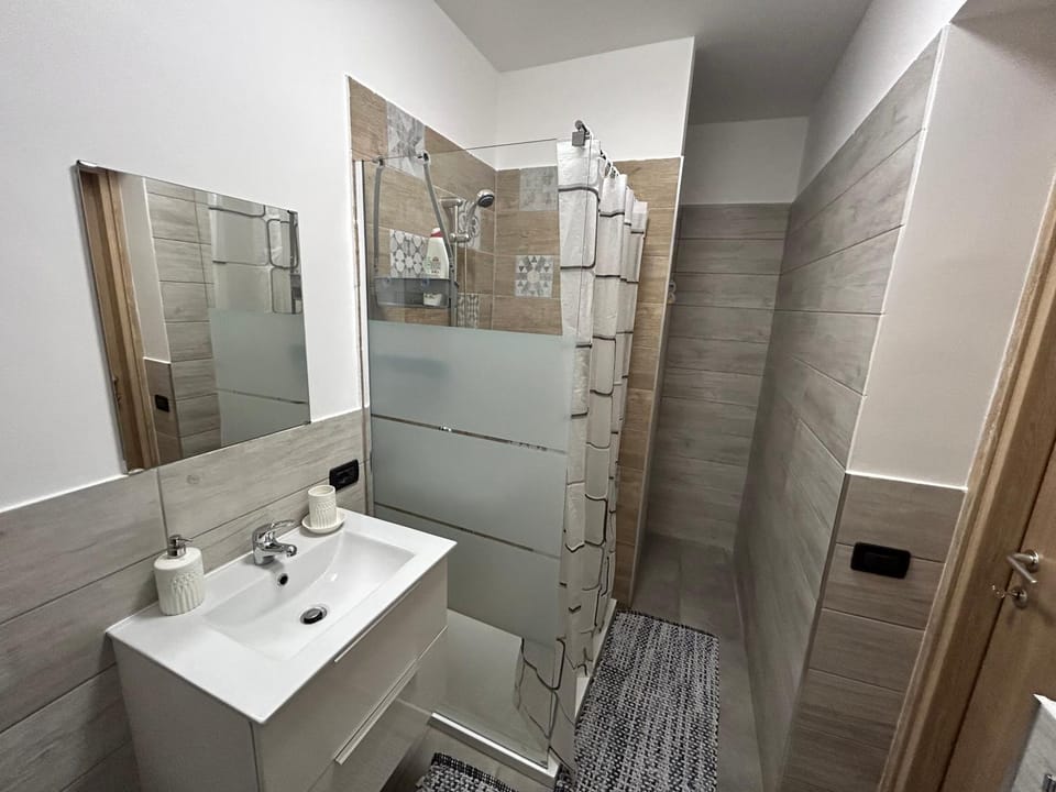 Shower, Toilet, Bathroom, towels