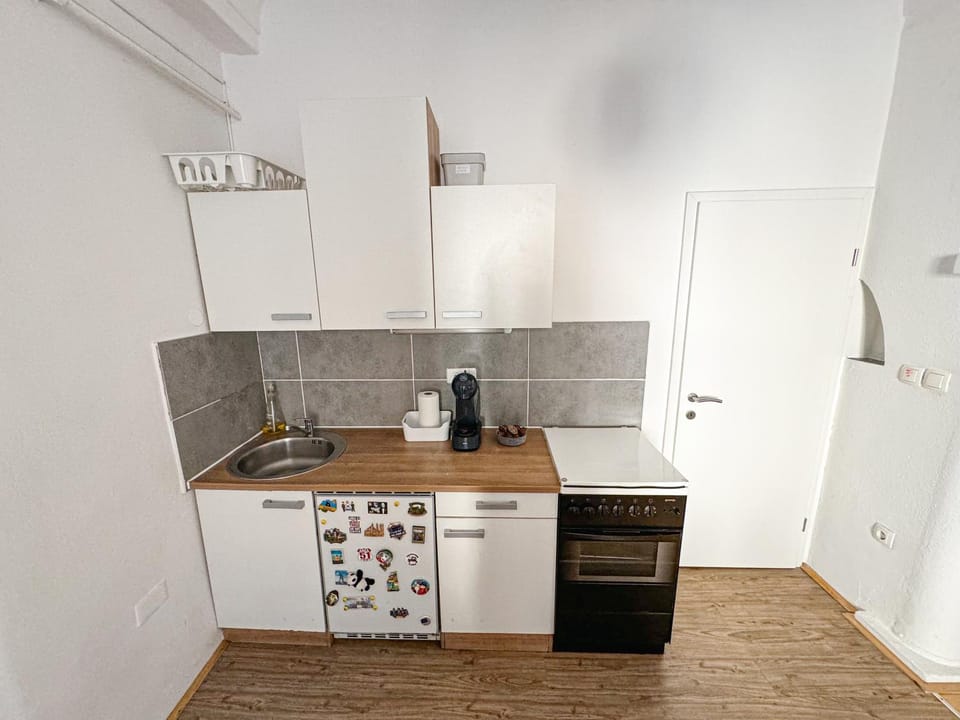Coffee/tea facilities, Kitchen or kitchenette, stove
