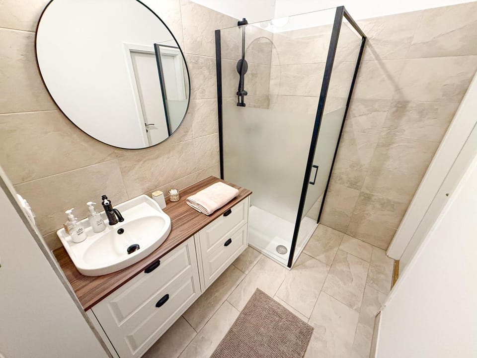 Shower, Bathroom, towels