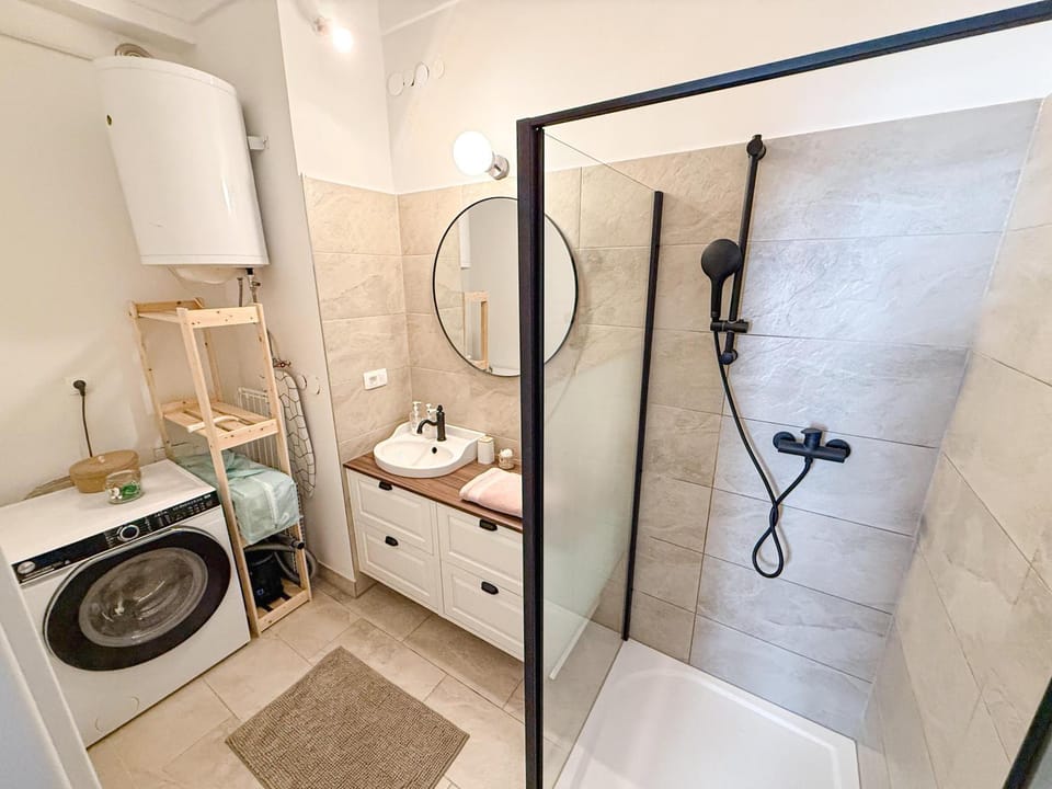 Shower, Bathroom, towels, washing machine