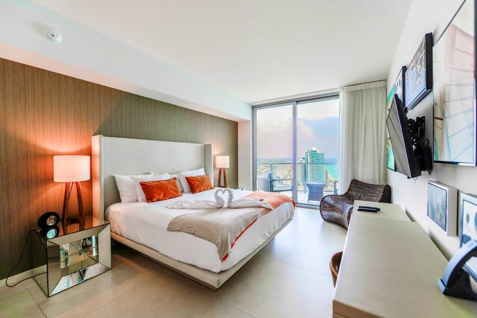 Bed, TV and multimedia, Seating area, Bedroom
