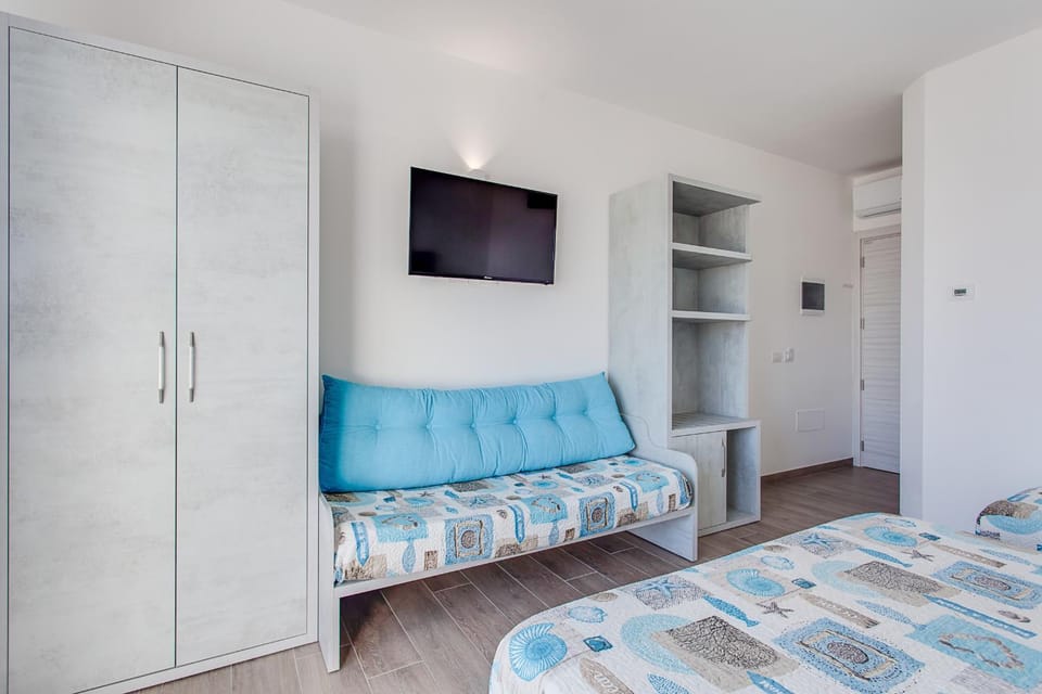 Bed, TV and multimedia, Bedroom