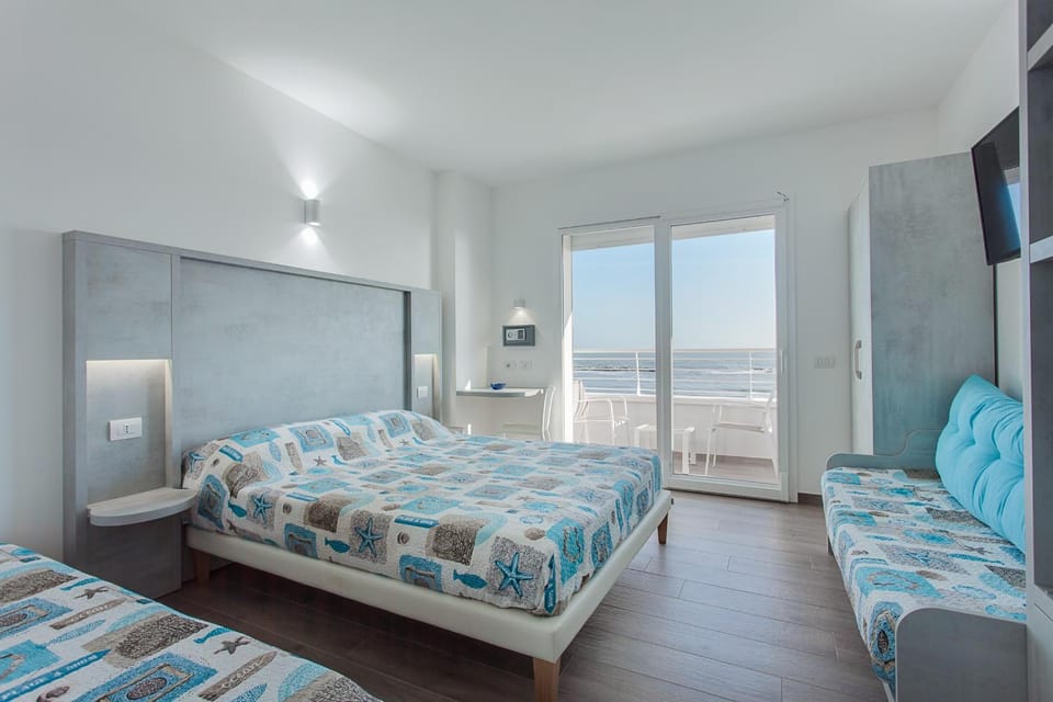 Photo of the whole room, Bedroom, Sea view