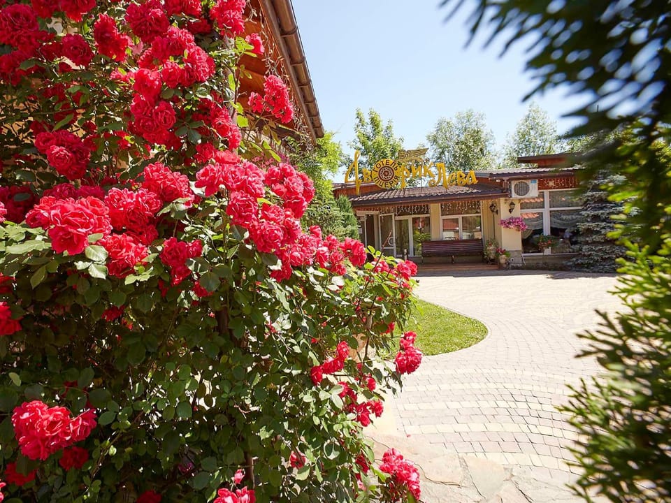 Property building, Spring, Day, Neighbourhood, Garden, Garden view, Street view