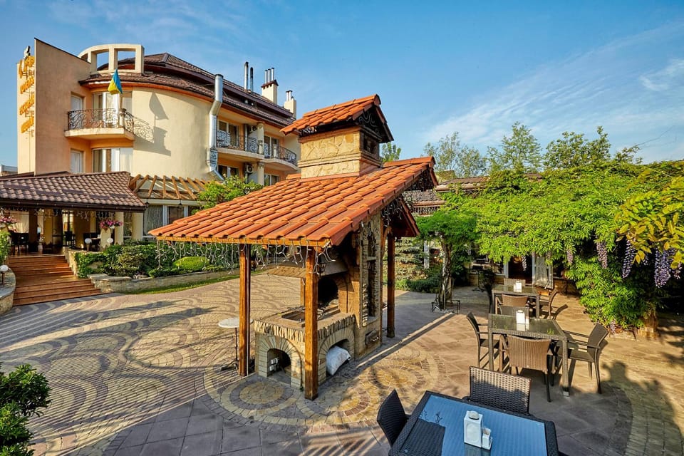 Property building, Day, Garden