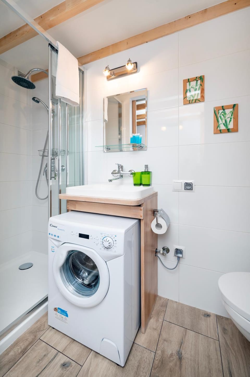 Toilet, Bathroom, towels, washing machine