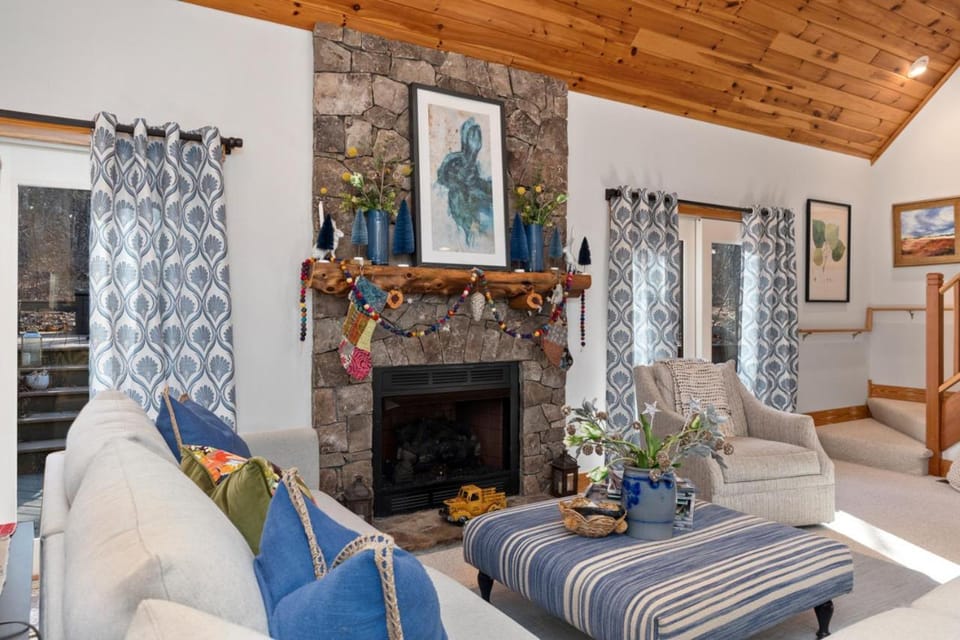 Wintergreen springJacuzzifirepitpool access House in Nelson County