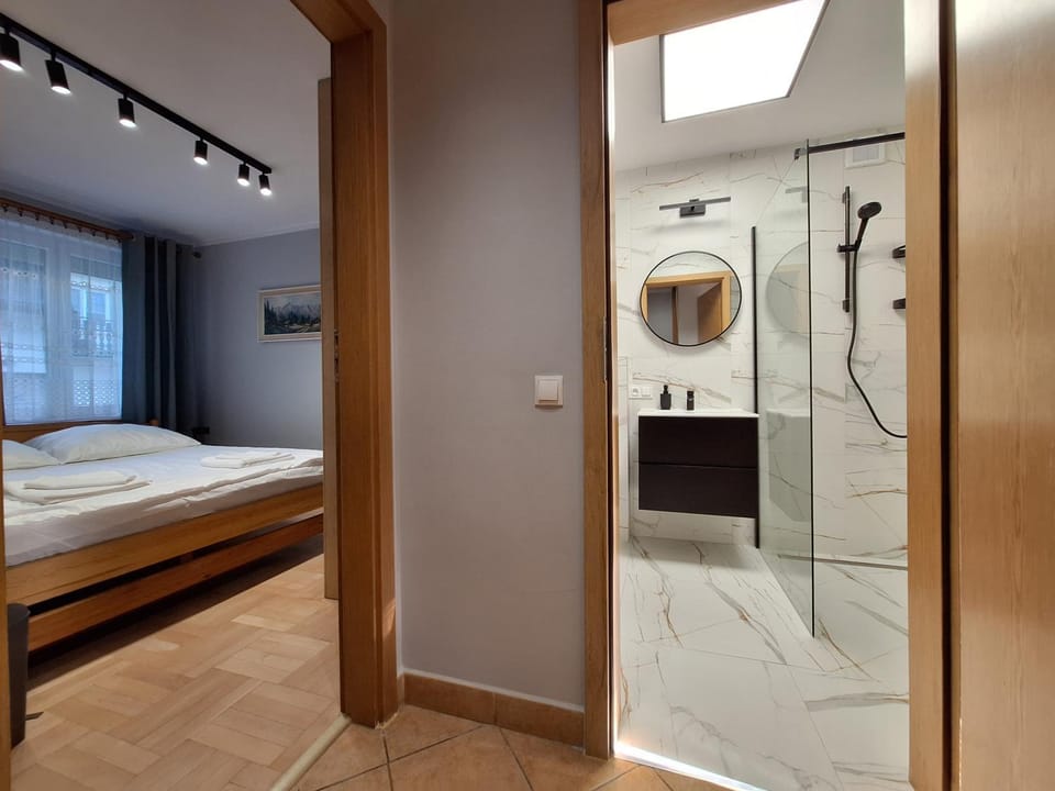 Shower, Bed, Bathroom, Bedroom, towels