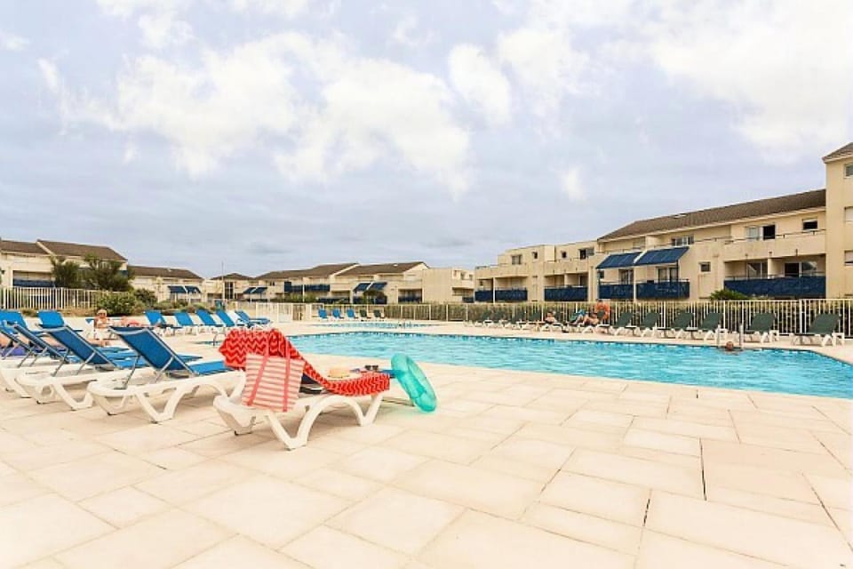 Beach, Swimming pool, furniture