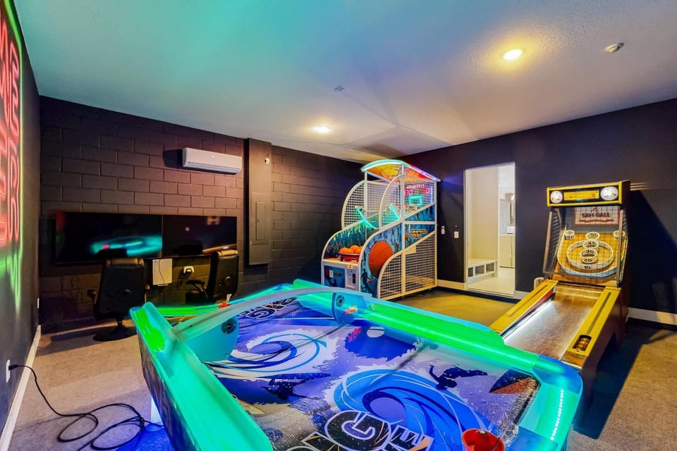 BD014J - Modern Bear's Den Estate with Themed Bedroom at Reunion House in Four Corners