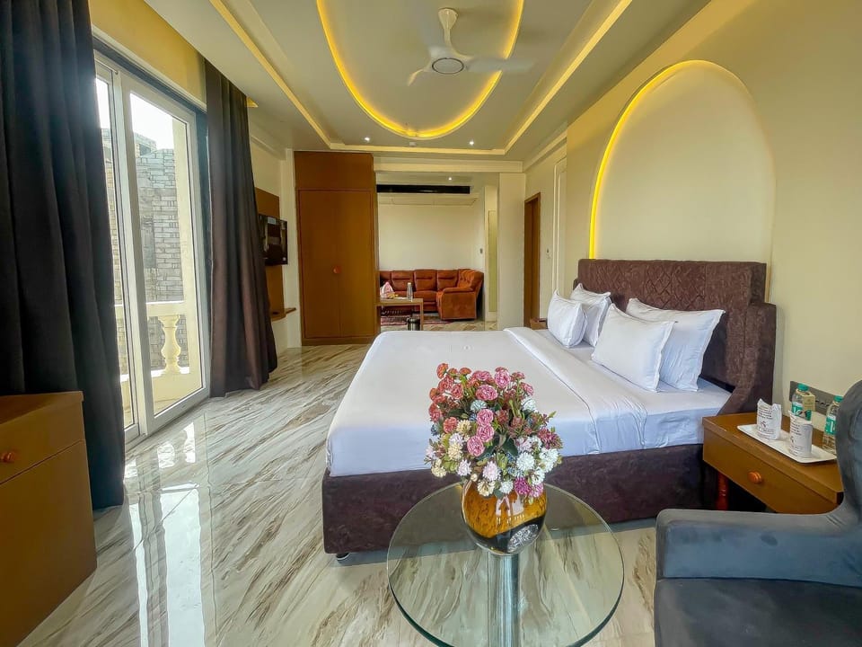Bed, TV and multimedia, Photo of the whole room, Seating area, Bedroom, air conditioner