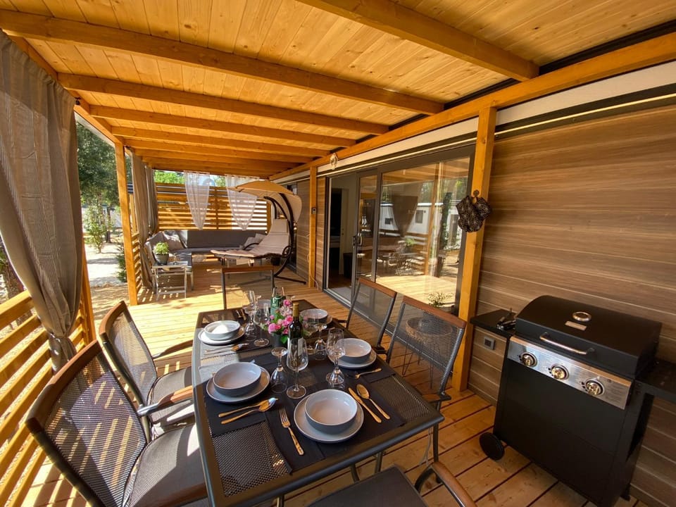 BBQ facilities, Balcony/Terrace, Seating area, Dining area