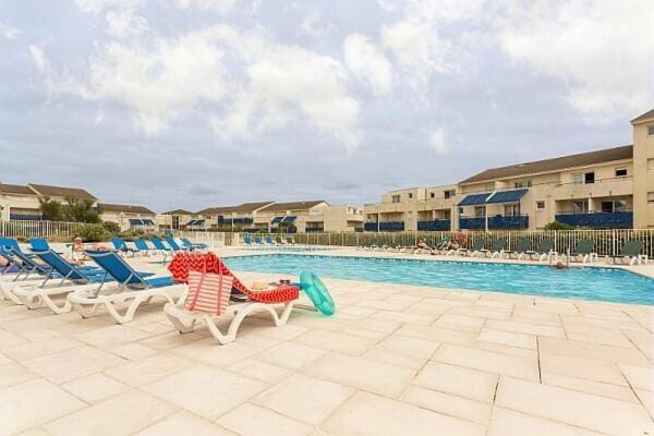 Beach, Swimming pool, furniture