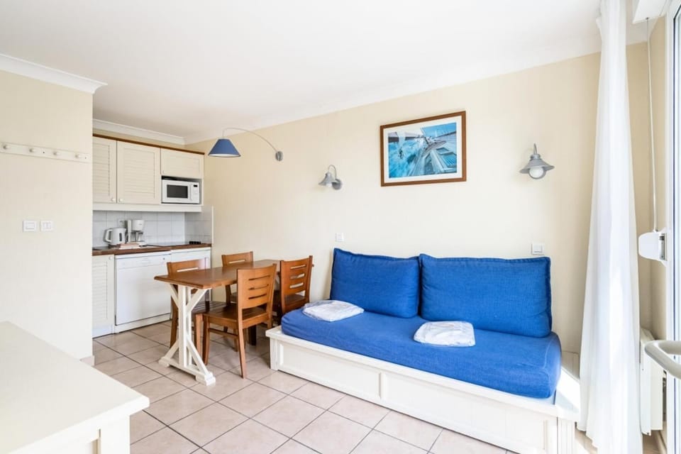 Bed, Living room