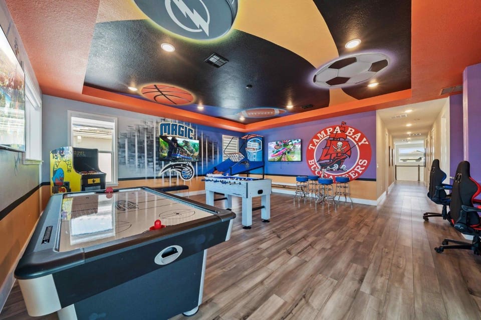 BD018J - Majestic Bear's Den Mansion With Themed Games Room at Reunion House in Four Corners