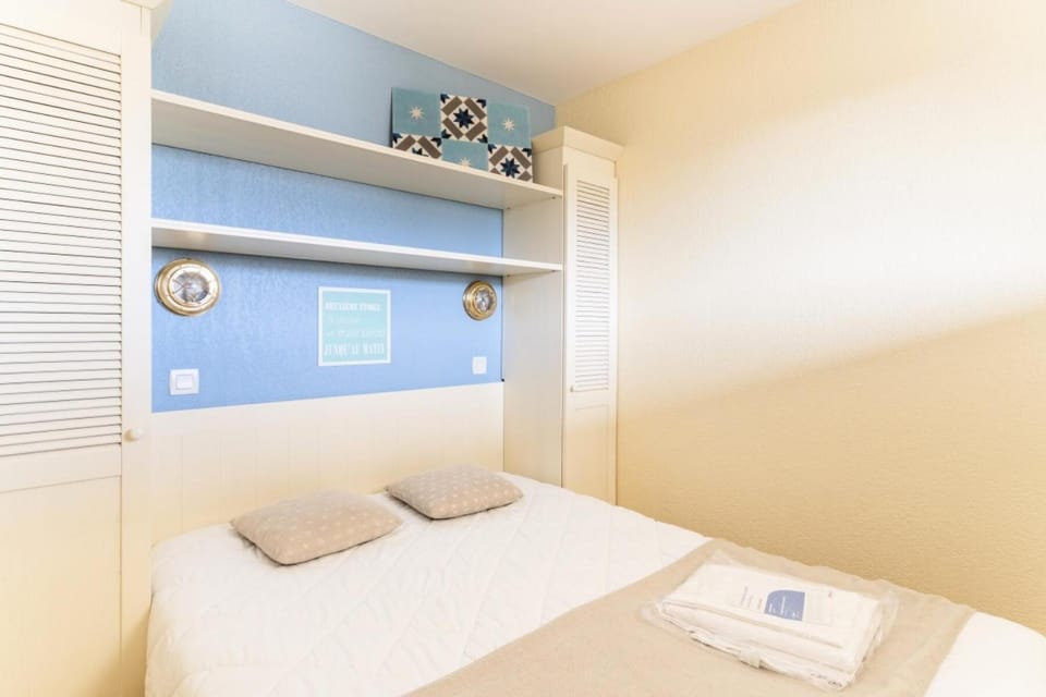 Bed, Bathroom, furniture