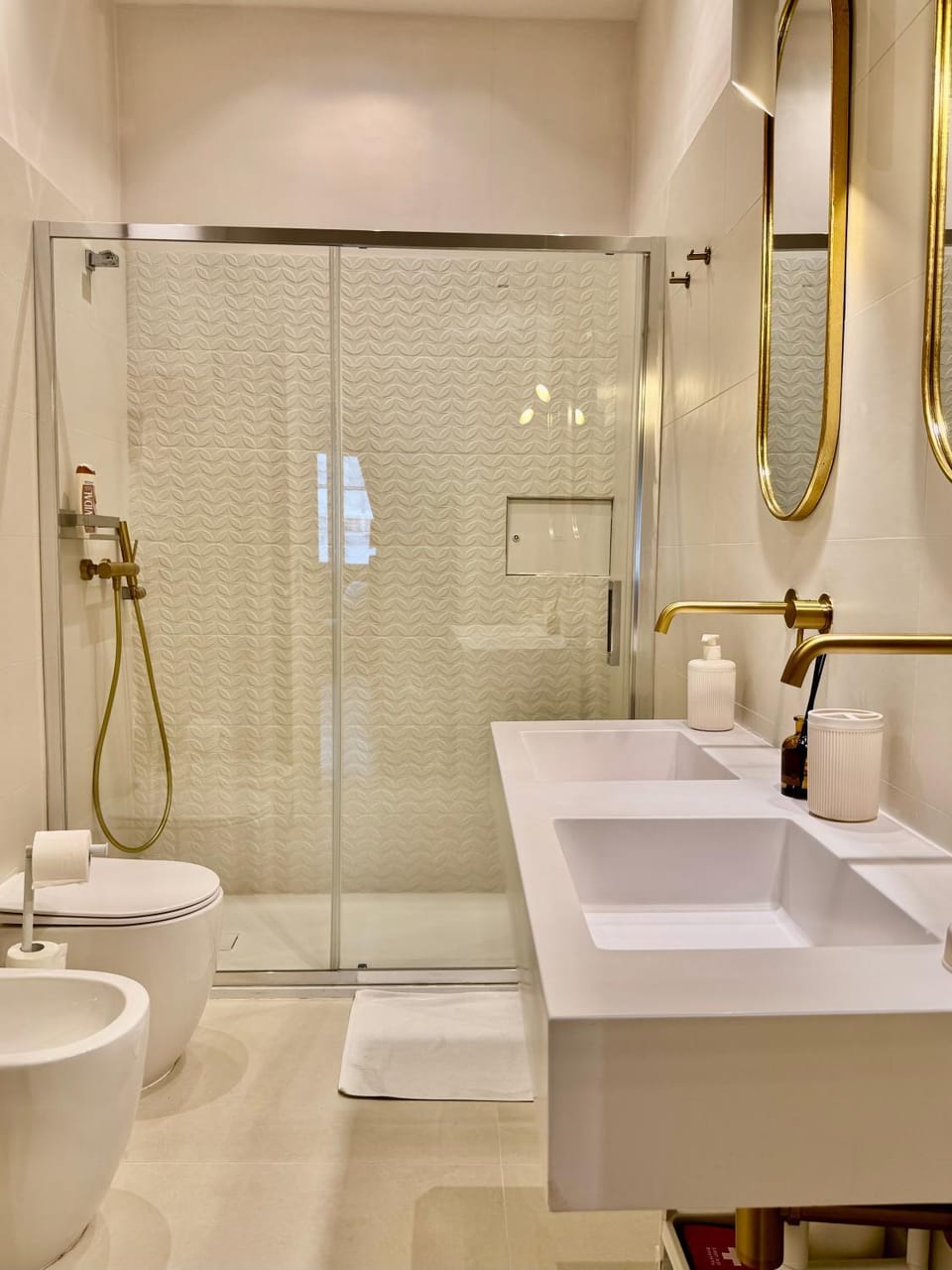 Shower, Toilet, Bathroom, bidet, towels
