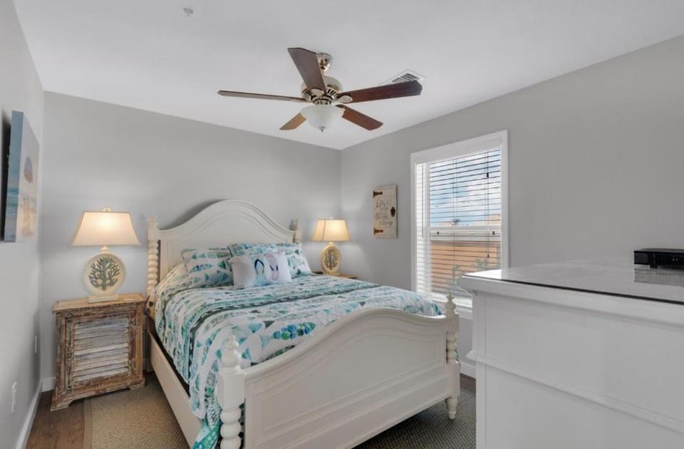 Remodeled 3 Bedroom Beach Condo - In the Heart of Destin! House in Destin