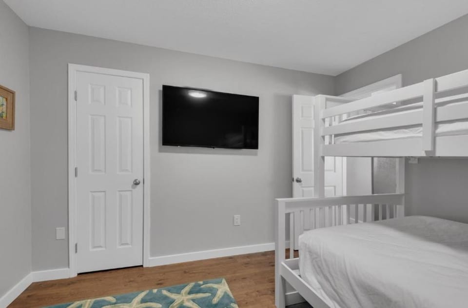 Remodeled 3 Bedroom Beach Condo - In the Heart of Destin! House in Destin