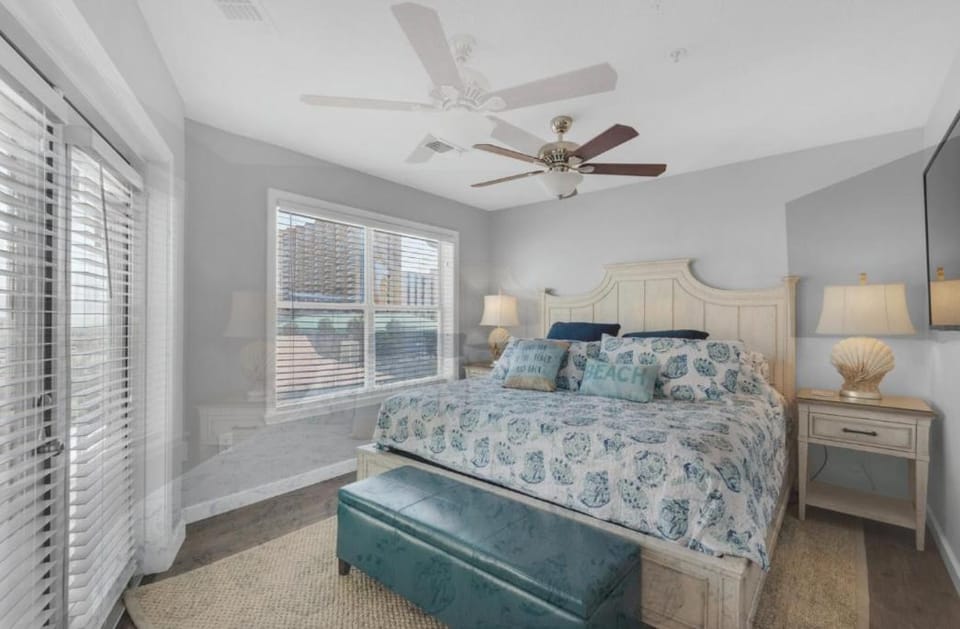 Remodeled 3 Bedroom Beach Condo - In the Heart of Destin! House in Destin