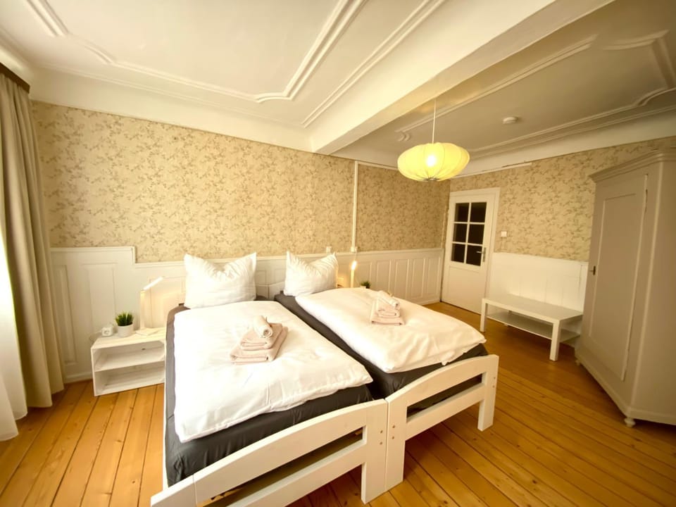 Property building, Bed, Photo of the whole room, Bedroom, towels