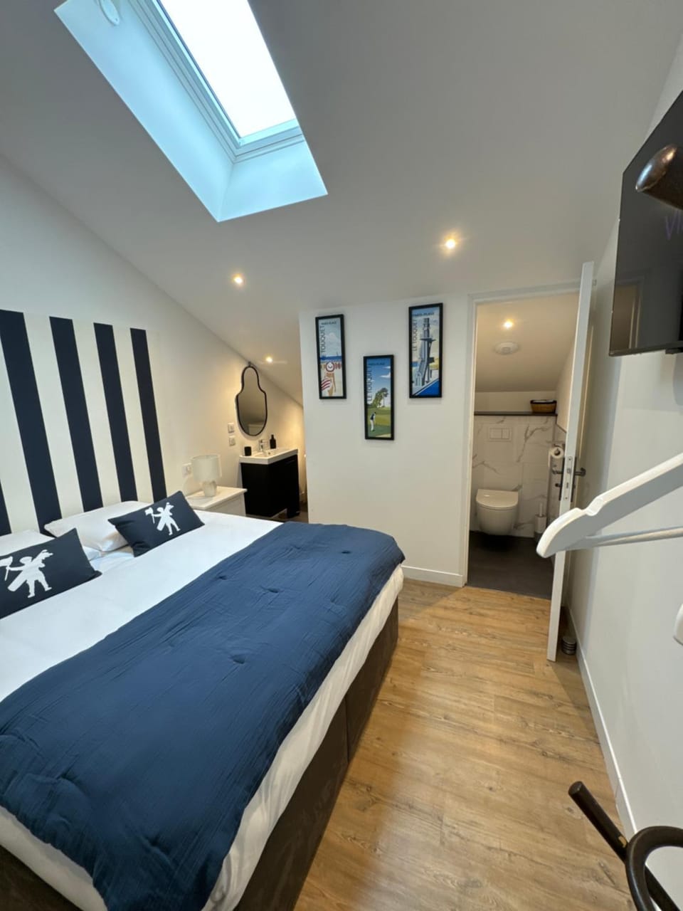 Photo of the whole room, Bedroom