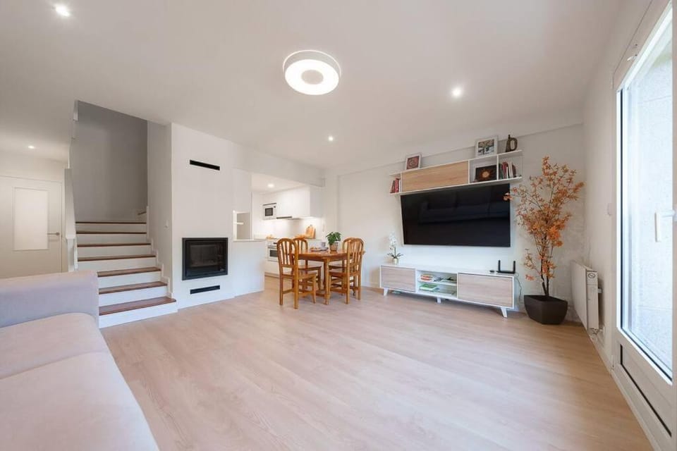 TV and multimedia, Seating area, Dining area