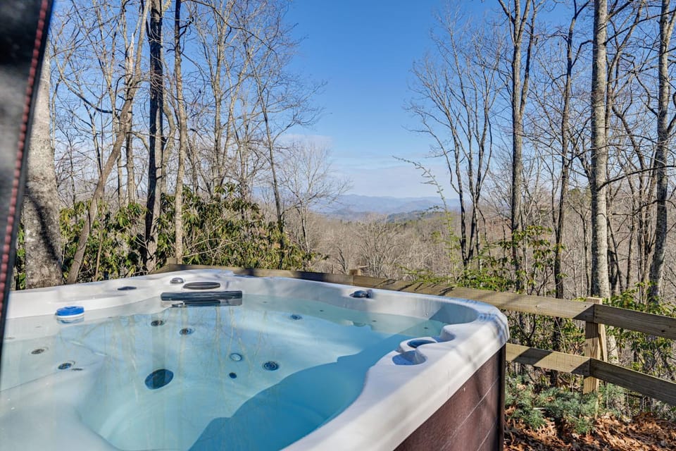 Bryson City Cabin: Deck & Mountain-View Hot Tub Cabin in North Carolina